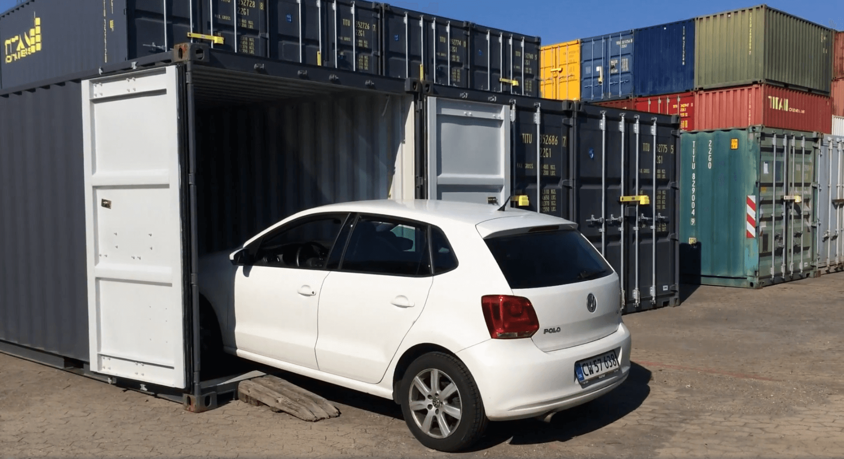 TITAN Containers Self Stockage VW Polo Car