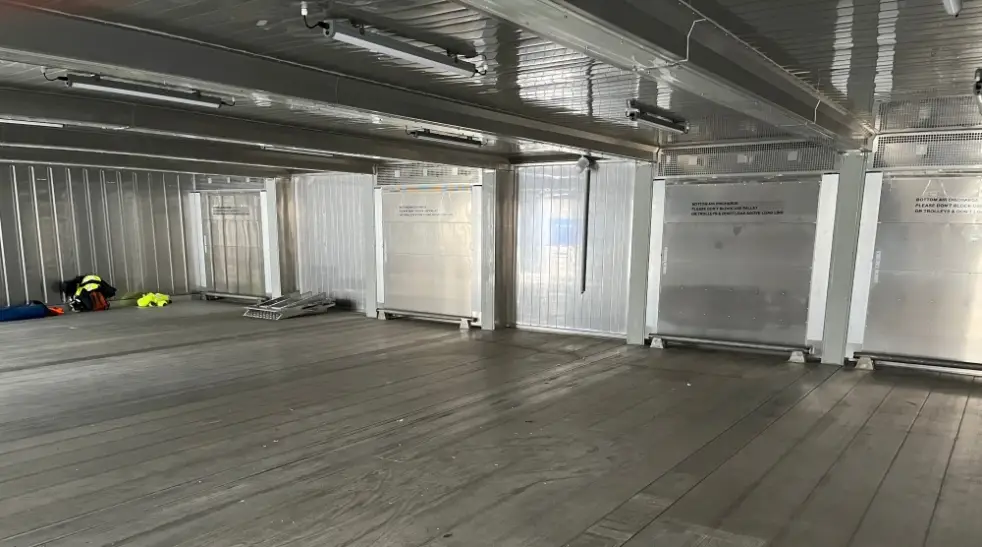 Installation modulaire de conteneurs frigorifiques formant une unité SuperStore