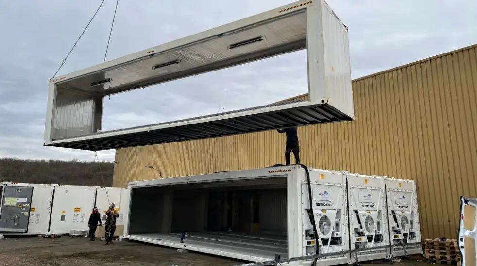 Installation modulaire de conteneurs frigorifiques formant une unité SuperStore